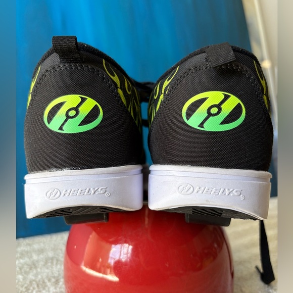 Heelys Black Shoes with Vibrant Green Flames with WHEELS Sz 5 - Picture 5 of 11